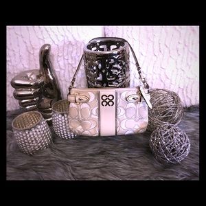 💯 Authentic Coach Small Creme Handbag w/Strap